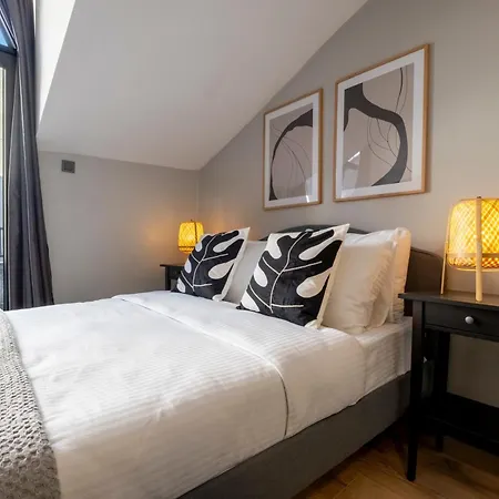 4-bedroom House With Private Terrace And 2 Bathrooms *