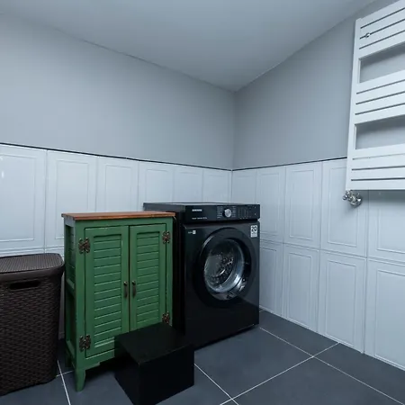 4-bedroom House With Private Terrace And 2 Bathrooms 公寓 *