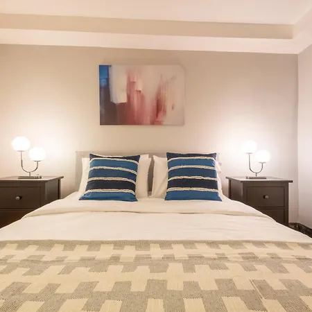 4-bedroom House With Private Terrace And 2 Bathrooms Apartment