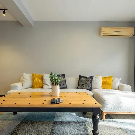公寓 4-bedroom House With Private Terrace And 2 Bathrooms 伊斯坦布尔