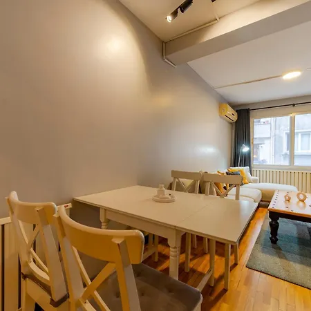 4-bedroom House With Private Terrace And 2 Bathrooms İstanbul