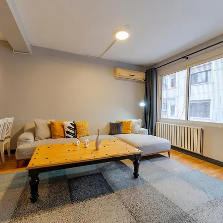 Daire 4-bedroom House With Private Terrace And 2 Bathrooms İstanbul