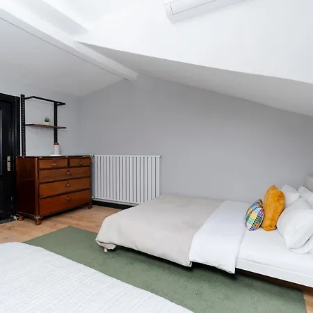 Daire 4-bedroom House With Private Terrace And 2 Bathrooms İstanbul