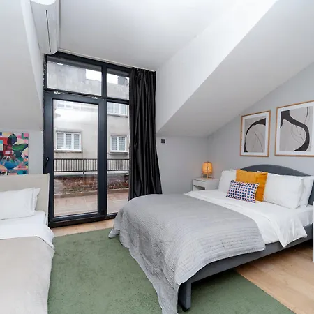 Daire 4-bedroom House With Private Terrace And 2 Bathrooms İstanbul