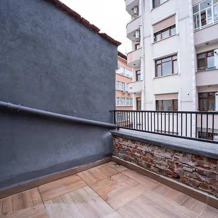 Daire 4-bedroom House With Private Terrace And 2 Bathrooms İstanbul