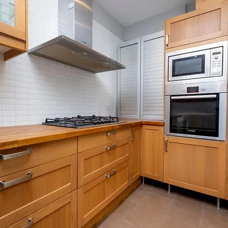 4-bedroom House With Private Terrace And 2 Bathrooms *