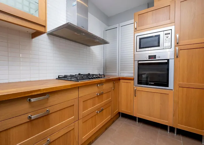 4-bedroom House With Private Terrace And 2 Bathrooms *